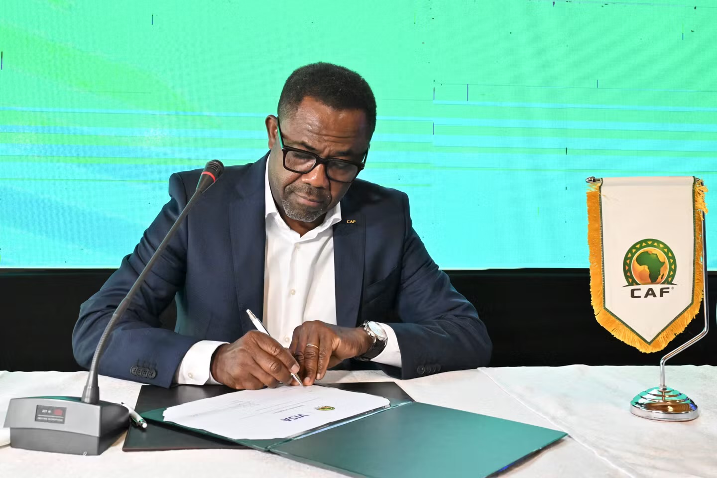 Veron Mosengo-Omba démissionne de la Confédération africaine de football