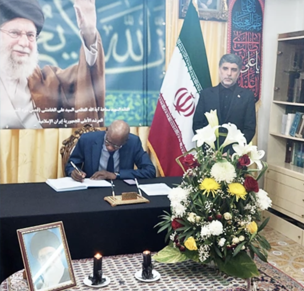 Cheikh Niang signe le registre de condoléances à l’ambassade d’Iran à Dakar