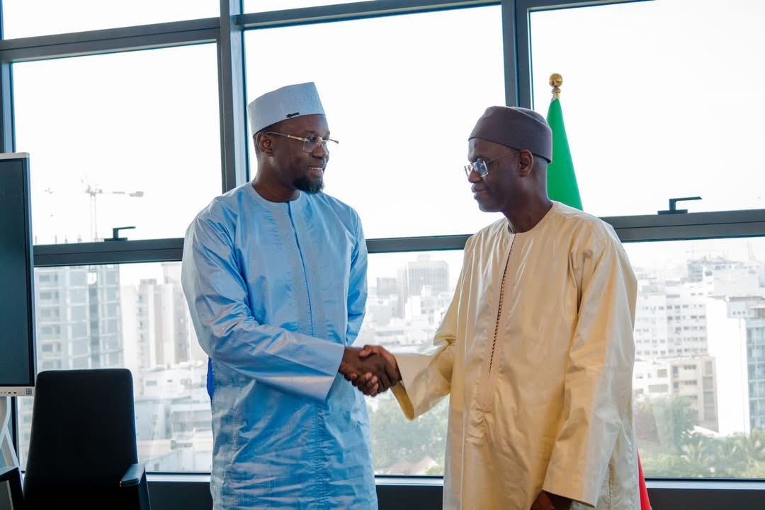 Passation de service à la Primature : Ousmane Sonko transmet les rênes à Ahmadou Al Aminou Lô