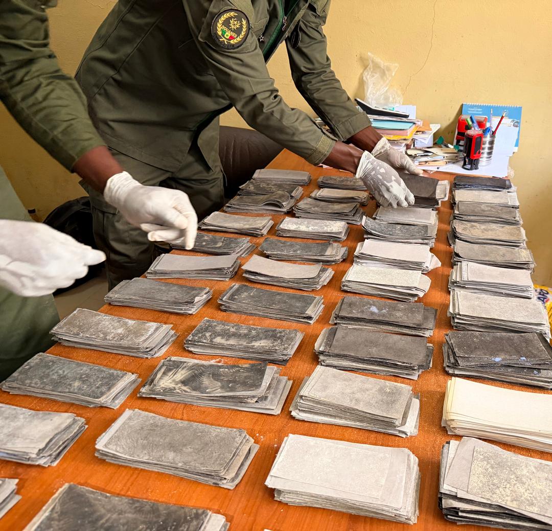 KOLDA : LES DOUANES SAISISSENT DES BILLETS NOIRS D’UNE CONTREVALEUR DE PLUS D’UN MILLIARD FCFA