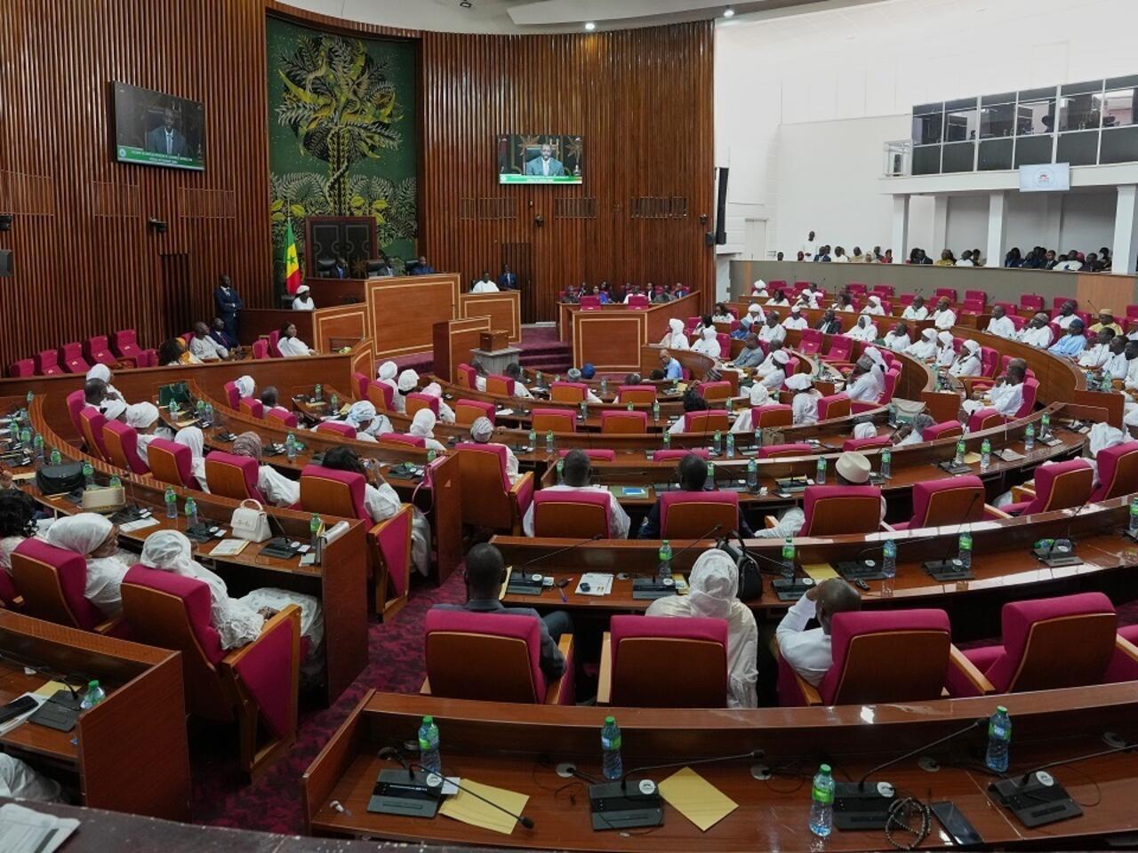 Révision constitutionnelle : l’Assemblée nationale adopte le texte, le président de la République opte pour le référendum