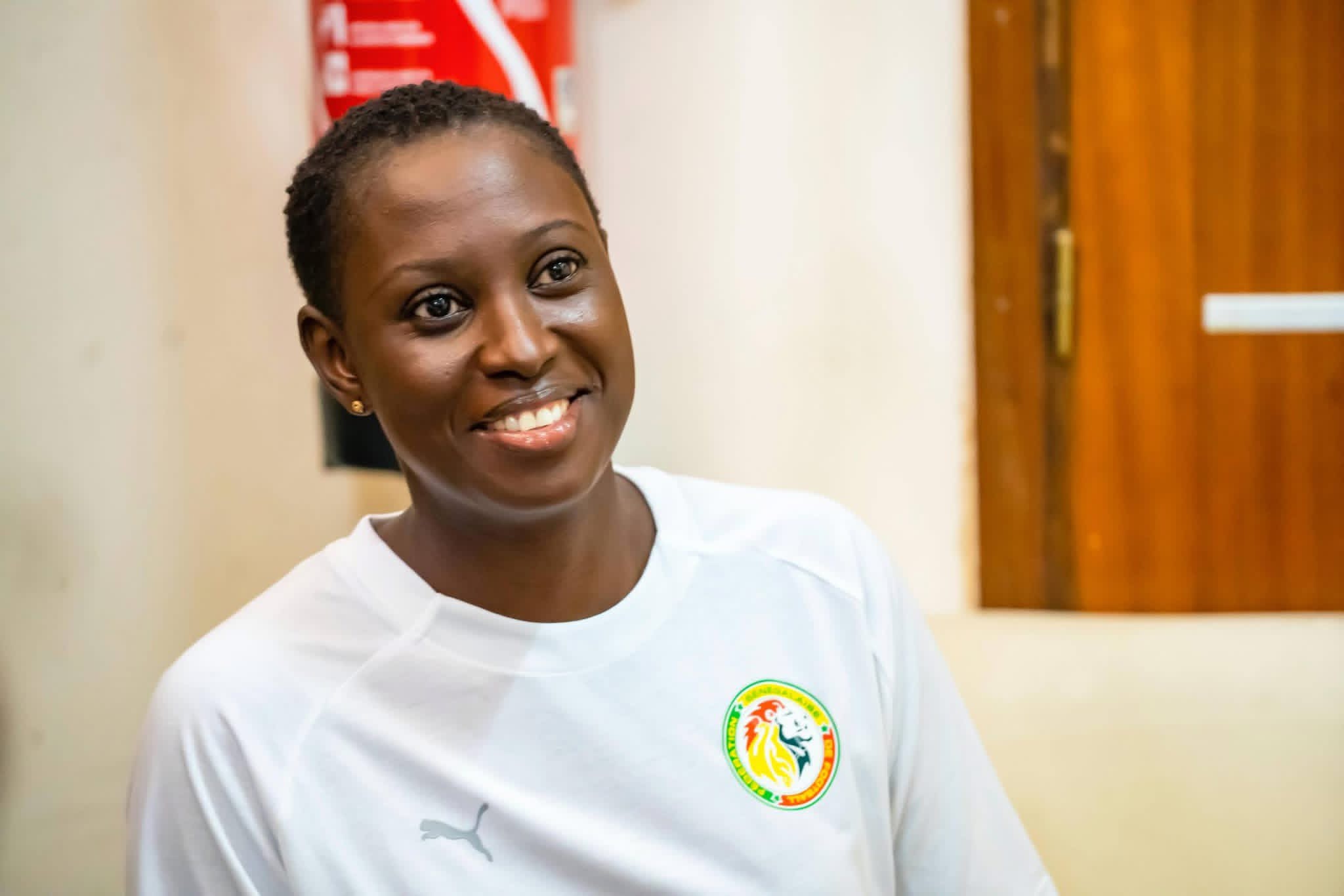 JOURNÉE INTERNATIONALE DU YOGA : DJIRÈYE CLOTTILDE COLY PORTE L’ENGAGEMENT DU SÉNÉGAL POUR LE BIEN-ÊTRE ET LA SANTÉ MENTALE