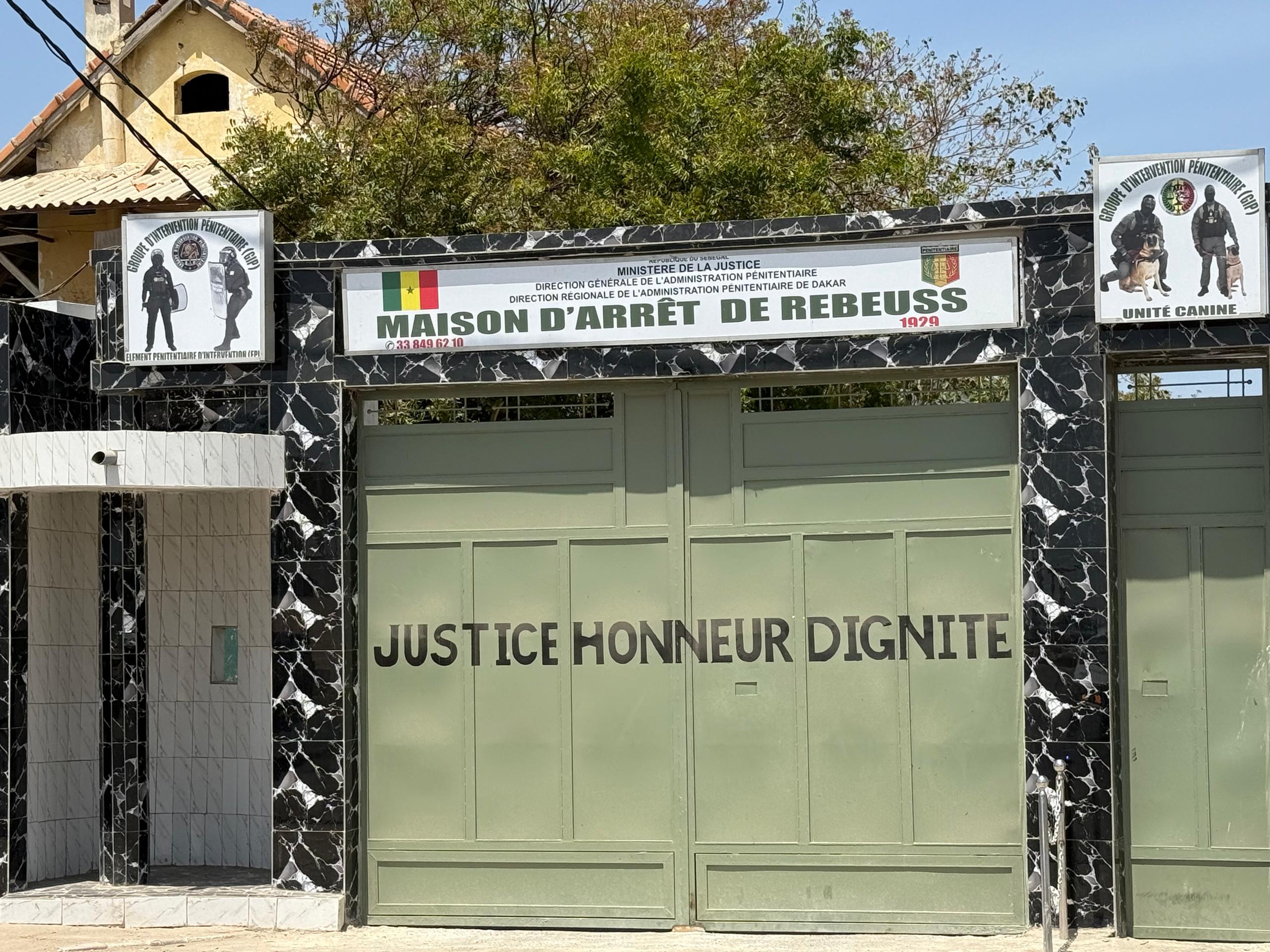FOUILLE À NU EN PRISON : L’ADMINISTRATION PÉNITENTIAIRE SÉNÉGALAISE MET FIN À LA PRATIQUE SYSTÉMATIQUE